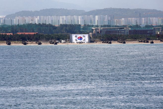 문재인 대통령이 참석한 가운데 1일 경북 포항 영일만 해상에서 열린 제73주년 국군의 날 기념식에서 합동상륙작전 시연이 펼쳐지고 있다./연합뉴스