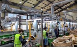 서울도시금속회수센터(SR센터)에서 폐가전을 통해 금속을 회수하는 작업현장/서울시 제공