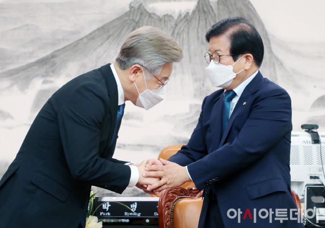 이재명 더불어민주당 대선 후보가 1일 국회를 찾아 박병석 국회의장을 예방해 악수를 나누고 있다. /이병화 기자