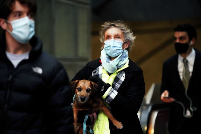 영국 정부가 30일(현지시간) 신종 코로나바이러스 감염증(코로나19)의 새로운 변이인 오미크론 확산을 막기 위해 대중교통과 상점에서의 마스크 착용을 의무화한 후 영국 런던에서 마스크를 착용한 시민이 지하철을 이용하고 있다./사진=AP=연합뉴스