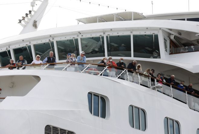 다층 호화 여객선인 독일의 MS 유로파 승객들이 30일(현지시간) 남아프리카 케이프타운에 도착한 후 아래를 지켜보고 있다./사진=케이프타운 AP=연합뉴스