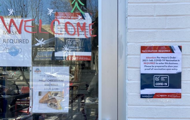 미국 워싱턴 D.C.의 한 음식점 앞에 마스크 착용과 신종 코로나바이러스 감염증(코로나19) 백신 접종 증명서 제시를 요구하는 게시물이 부착돼 있다./사진=워싱턴 D.C.=하만주 특파원