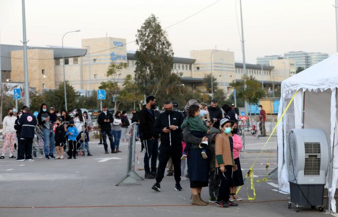시민들이 10일(현지시간) 이스라엘 중부 모디인의 한 신종 코로나바이러스 감염증(코로나19) 검사소에서 항체 검사를 받기 위해 기다리고 있다./사진=신화=연합뉴스