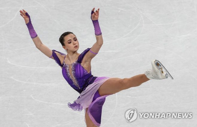 6일 오전 중국 베이징 캐피털 실내 경기장에서 열린 2022 베이징동계올림픽 피겨 팀이벤트 여자 싱글 쇼트 프로그램 예선전에서 러시아올림픽위원회(ROC)의 카밀라 발리예바가 우아하게 연기를 하고 있다.