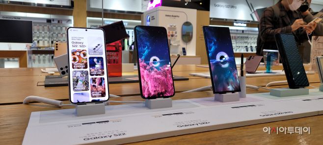 갤럭시S22 시리즈 기본형, 플러스, 울트라(왼쪽부터)/사진=박지은 기자 @Ji00516