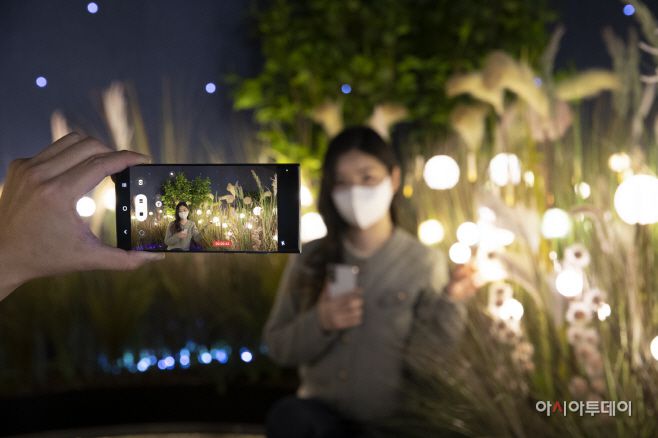 삼성전자의 갤럭시 스튜디오 디지털프라자 홍대본점에 마련된 ‘밤의 공간’. 밤의 갈대밭을 연상케해 인증샷을 찍으려는 MZ세대들이 줄을 이었다./사진=삼성전자