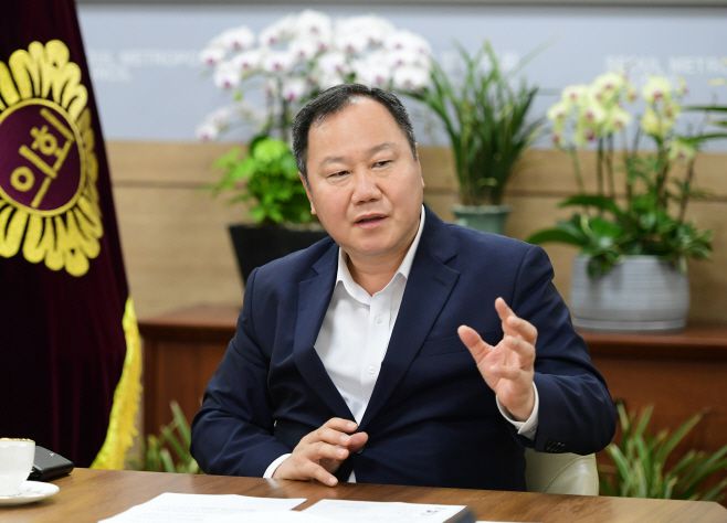 김인호 서울시의회 의장이 14일 오후 시의회 의장실에서 아시아투데이와 인터뷰를 하고 있다. /제공=서울시의회