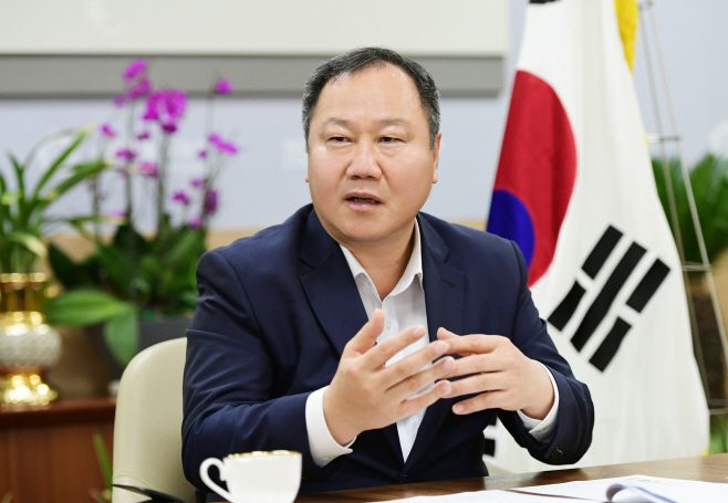 김인호 서울시의회 의장이 14일 오후 시의회 의장실에서 아시아투데이와 인터뷰를 하고 있다. /제공=서울시의회