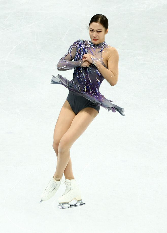 유영이 15일 오후 중국 베이징 캐피털 실내경기장에서 열린 2022 베이징 동계올림픽 피겨스케이팅 여자 싱글 쇼트 프로그램에 출전해 드라마 ‘레프트오버(leftovers)’ 사운드트랙(OST) 음악에 맞춰 혼신의 연기를 펼치고 있다. /연합