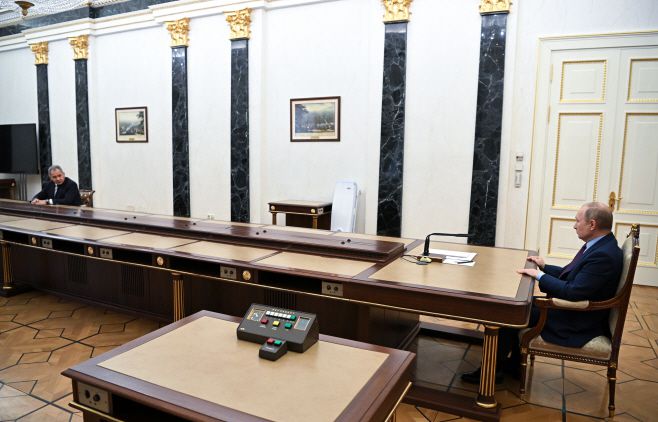 블라디미르 푸틴 러시아 대통령이 14일(현지시간) 러시아 모스크바 크렘린궁에서 세르게이 쇼이구 러시아 국방장관의 보고를 받고 있다./사진=러시아 대통령궁 대변인실 제공 타스=연합뉴스