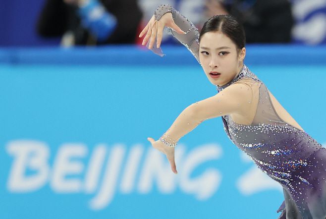 유영이 15일 오후 중국 베이징 캐피털 실내경기장에서 열린 2022 베이징 동계올림픽 피겨스케이팅 여자 싱글 쇼트 프로그램에 출전해 드라마 ‘레프트오버(leftovers)’ 사운드트랙(OST) 음악에 맞춰 연기를 펼치고 있다. /연합