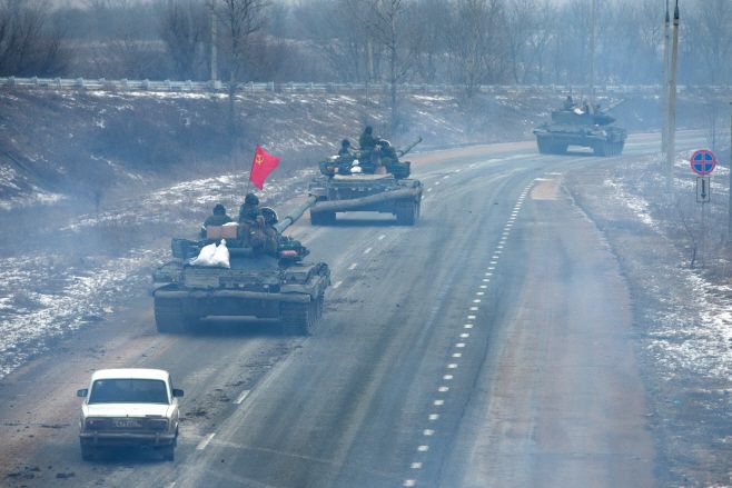 러시아군 탱크 부대가 5일(현지시간) 친러시아 분리주의자들이 장악한 우크라이나 동부 도네츠크 지역을 지나고 있다./사진=타스=연합뉴스