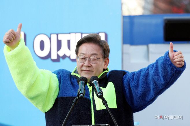 아시아투데이 이병화 기자 = 이재명 더불어민주당 대선 후보가 6일 서울 서대문구 신촌 유플렉스 광장에서 열린 유세에서 지지를 호소하고 있다.   /아시아투데이 이병화 기자