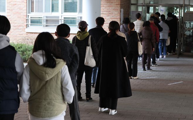 9일 서울 송파구 송례중학교에 설치된 위례동 제3투표소에서 유권자들이 투표를 기다리고 있다./사진=연합뉴스