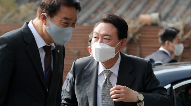 윤석열 대통령 당선인이 25일 오전 서울 종로구 통의동 인수위 집무실로 출근하고 있다. /공동취재