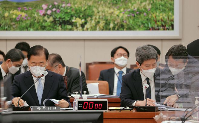 정의용 외교부 장관과 이인영 통일부 장관이 지난달 28일 서울 여의도 국회에서 열린 외교통일위원회 전체회의 ‘북한의 장거리 미사일 발사에 관한 긴급현안보고’ 를 준비하고 있다. /국회사진기자단