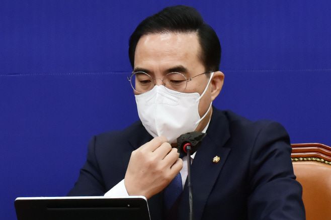 박홍근 더불어민주당 원내대표가 11일 국회에서 열린 비상대책위원회의에서 마스크를 고쳐쓰고 있다. /이병화 기자