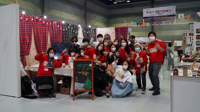 지난해 생활시장 화인 K-핸드메이드 페어에 참가한 운영자들이 기념촬영한 모습. /제공 = 화성시문화재단