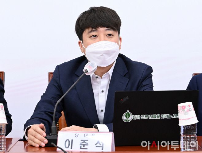 이준석 국민의힘 대표가 21일 국회에서 열린 더불어민주당의 ‘검수완박’ 법안 강행처리 저지를 위한 국민의힘 당 대표-중진의원 긴급 연석회의에서 발언을 하고 있다. /이병화 기자