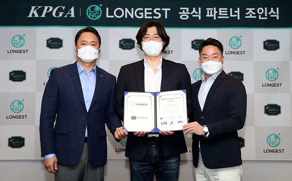 공식 파트너 협약을 맺은 뒤 기념 촬영한 김병준 KGT 대표, 김창기, 조정호 롱기스트 대표이사(왼쪽부터). /KPGA