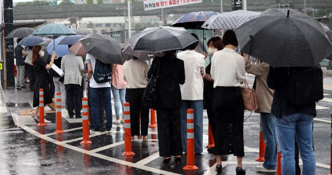 30일 오전 서울역 앞에서 시민들이 택시를 타기 위해 줄을 서고 있다. /연합