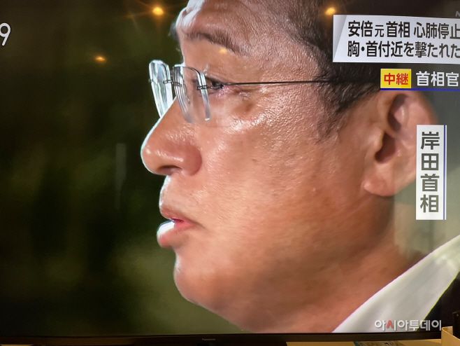 기시다 후미오 일본총리가 긴급 기자회견을 열어 현상황을 전하고 있다. 사진=NHK방송 화면 촬영