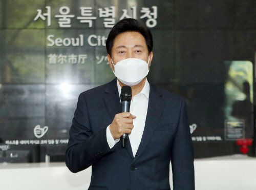 오세훈 서울시장이 지난달 2일 시청 로비에서 발언하고 있다. / 연합