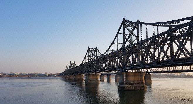 2020년 12월 찍은 중국 랴오닝성 단둥(丹東)에서 바라본 북·중 국경다리 조·중우의교와 북한 신의주 모습./사진=연합뉴스