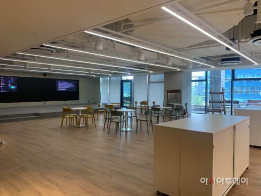 4층 북 아지트(도서관). 별도의 대출 없이 도서 대출이 가능하며, 사진처럼 큰 공용 공간이 있어 또 다른 회의실이나 행사 공간으로도 활용이 가능하다. /사진=최연재 기자