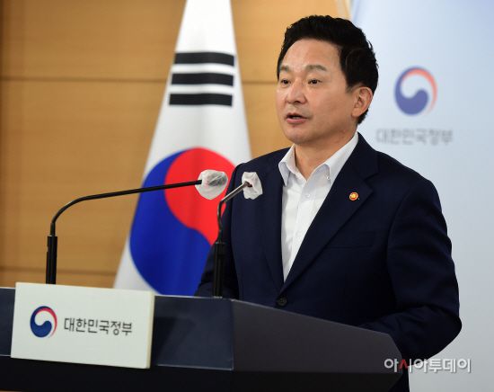 원희룡 국토교통부 장관이 28일 서울 종로구 정부서울청사에서 '이스타항공 변경면허 발급과정 조사결과' 브리핑을 하고 있다. /송의주 기자 songuijoo@