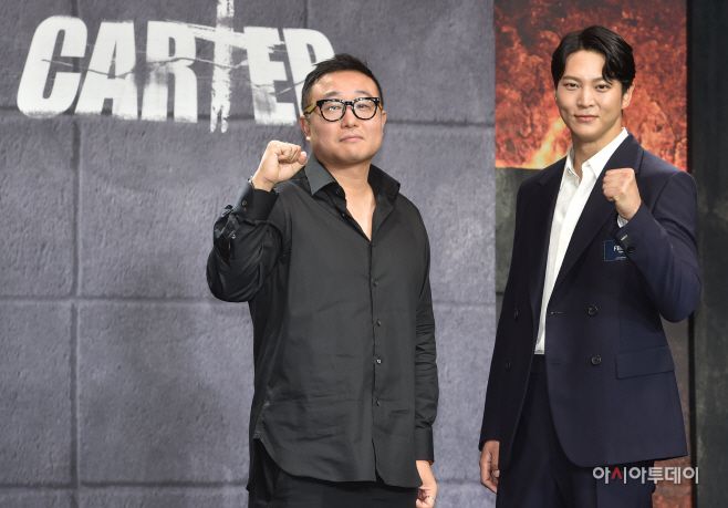아시아투데이 김현우 기자 = 정병길 감독, 배우 주원이 2일 오전 서울 종로구 JW 메리어트 동대문 스퀘어 서울에서 열린 넷플릭스 영화 '카터' 제작보고회에 참석해 포즈를 취하고 있다.