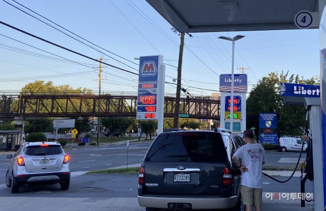 11일(현지시간) 미국 워싱턴 D.C. 내 한 주요소에 표시된 갤런(3.785ℓ)당 일반·고급 무연 휘발유 가격./사진=워싱턴 D.C.=하만주 특파원