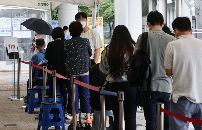 30일 오전 시민들이 서울 마포구 보건소 선별진료소에서 코로나19 검사를 위해 차례를 기다리고 있다. /연합