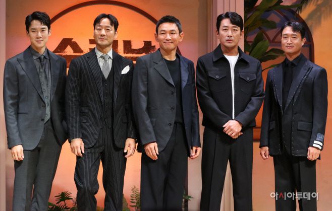 배우 유연석, 박해수, 황정민, 하정우, 조우진이 7일 오전 서울 강남구 조선팰리스 서울강남에서 열린 넷플릭스 시리즈 '수리남' 제작발표회에 참석해 포즈를 취하고 있다. /김현우 기자