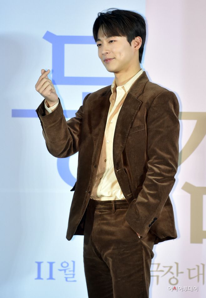 아시아투데이 김현우 기자 = 배우 배인혁이 17일 오전 서울 용산구 한강로 CGV용산아이파크몰에서 열린 영화 '동감' 제작보고회에 참석해 포즈를 취하고 있다.'동감'은 1999년의 '용'과 2022년의 '무늬'가 우연히 오래된 무전기를 통해 소통하면서 벌어지는 이야기이다.