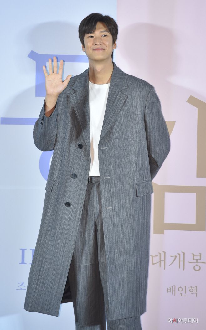 아시아투데이 김현우 기자 = 배우 나인우가 17일 오전 서울 용산구 한강로 CGV용산아이파크몰에서 열린 영화 '동감' 제작보고회에 참석해 포즈를 취하고 있다.'동감'은 1999년의 '용'과 2022년의 '무늬'가 우연히 오래된 무전기를 통해 소통하면서 벌어지는 이야기이다.