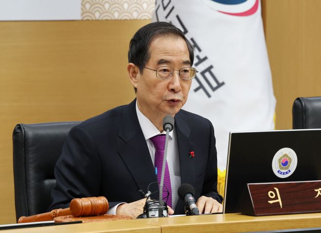 한덕수 국무총리가 6일 오전 세종시 정부세종청사에서 서울청사와 영상으로 연결해 열린 국무회의를 주재하고 있다./연합