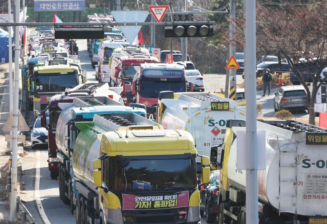 화물연대 총파업 일주일째인 지난달 30일 오후 경기도 성남시 분당구 대한송유관공사 서울지사 앞 도로에 파업에 참여하며 멈춰 선 유조차 옆으로 유조차가 오가고 있다. /연합