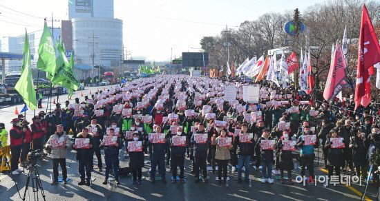 지난 6일 경기 의왕ICD사거리 인근에서 민주노총 조합원들이 총파업총력투쟁대회를 하고 있다. /송의주 기자 songuijoo@