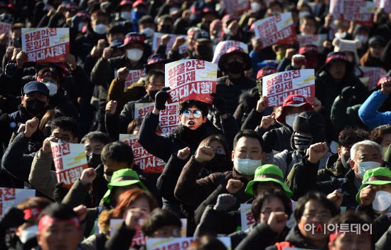 지난 6일 경기 의왕ICD사거리 인근에서 민주노총 조합원들이 총파업총력투쟁대회를 하고 있다. /송의주 기자 songuijoo@