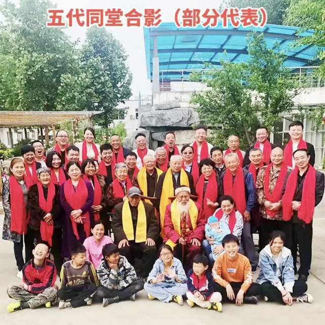 멍셴라이와 자녀 및 손자, 손녀들. 현손을 포함하면 자손이 이루 헤아리기가 어렵다./제공=멍셴라이 손녀 SNS.