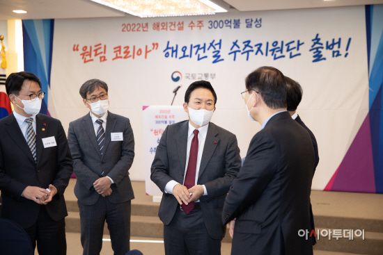 원희룡 국토교통부 장관이 28일 오전 서울 중구 프레지턴트호텔에서 열린 해외건설 수주지원단 출범식에서 참석자들과 대화를 하고 있다. /제공=국토부