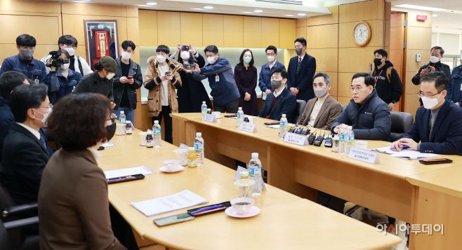 이창양 산업통상자원부 장관(사진 오른쪽 두번째)이 5일 서울시 강서구에 위치한 서울 서남부과 경기 북서부 지역을 관할하는 서울도시가스를 방문해 김진철 서울도시가스 사장을 비롯한 관계자로부터 회사 운영현황 및 애로사항를 청취한 후 서울과 경기 지역의 주민들에게 도시가스 공급이 차질없이 이루어지는지 여부를 점검했다.  /사진 = 산업통상자원부