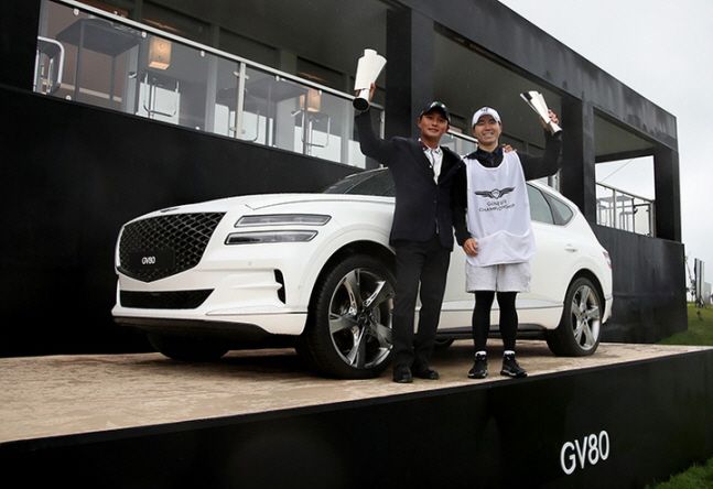 제네시스 챔피언십 우승 트로피를 함께 들고 있는 김재민(오른쪽)과 김영수. /KPGA