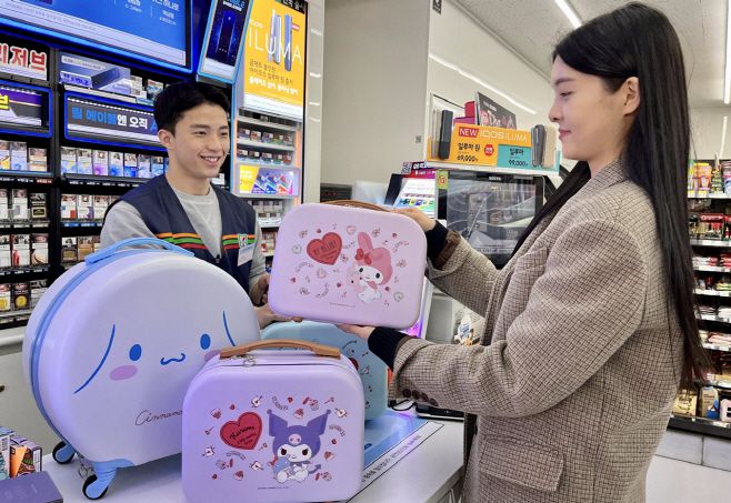 세븐일레븐이 밸런타인데이를 맞아 선보인 '산리오캐릭터즈 캐리어' 10만여 개가 판매 10분 만에 조기 완판되는 등 큰 인기다.