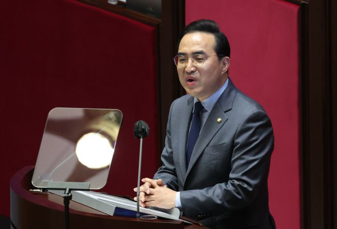 박홍근 더불어민주당 원내대표가 13일 오전 열린 국회 본회의에서 교섭단체 대표연설을 하고 있다./연합