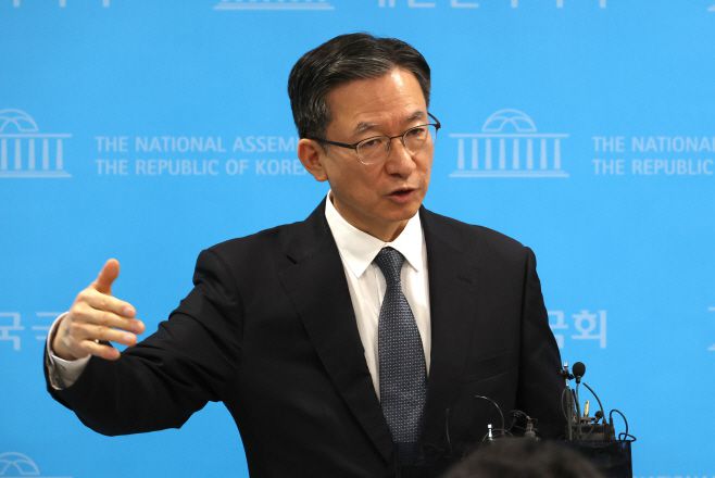 정성호 더불어민주당 의원이 지난 14일 오전 서울 여의도 국회 소통관에서 구치소에 수감된 정진상 전 민주당 대표실 정무조정실장, 김용 전 민주연구원 부원장 면회 당시 발언과 관련해 기자회견을 한 뒤 취재진의 질문에 답하고 있다. /연합