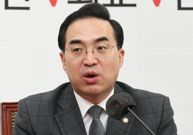 박홍근 더불어민주당 원내대표가 21일 오전 국회에서 열린 원내대책회의에서 발언하고 있다. /연합