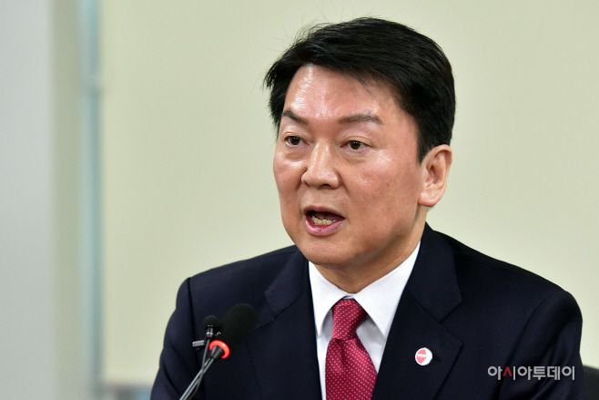 안철수 국민의힘 당대표 후보가 6일 국회 의원회관에서 대통령실 행정관의 선거개입 의혹과 관련 긴급 기자회견을 하고 있다. /아시아투데이 송의주 기자