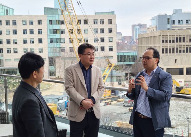 오승록 노원구청장(가운데)이 미국 보스턴 방문 중 현지 바이오 산업 관계자들과 만나 대화하고 있다. /제공=노원구